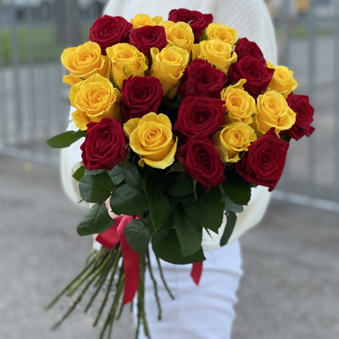 25 красных и желтых роз 60 см